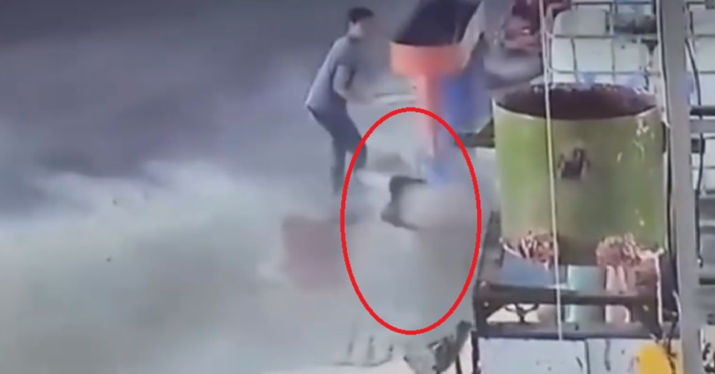 Nam công nhân bị máy trộn bột xoay hàng chục vòng - Ảnh 1.