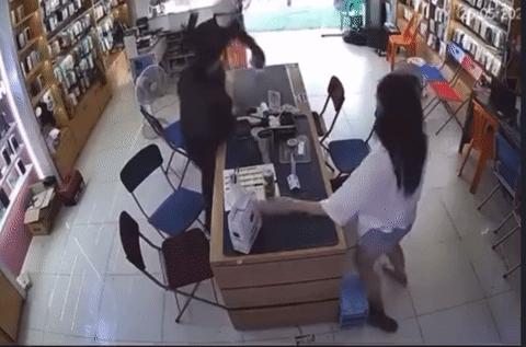 Bắt kẻ dùng súng giả uy hiếp 2 cô gái, cướp tài sản ở Nghệ An - Ảnh 1.