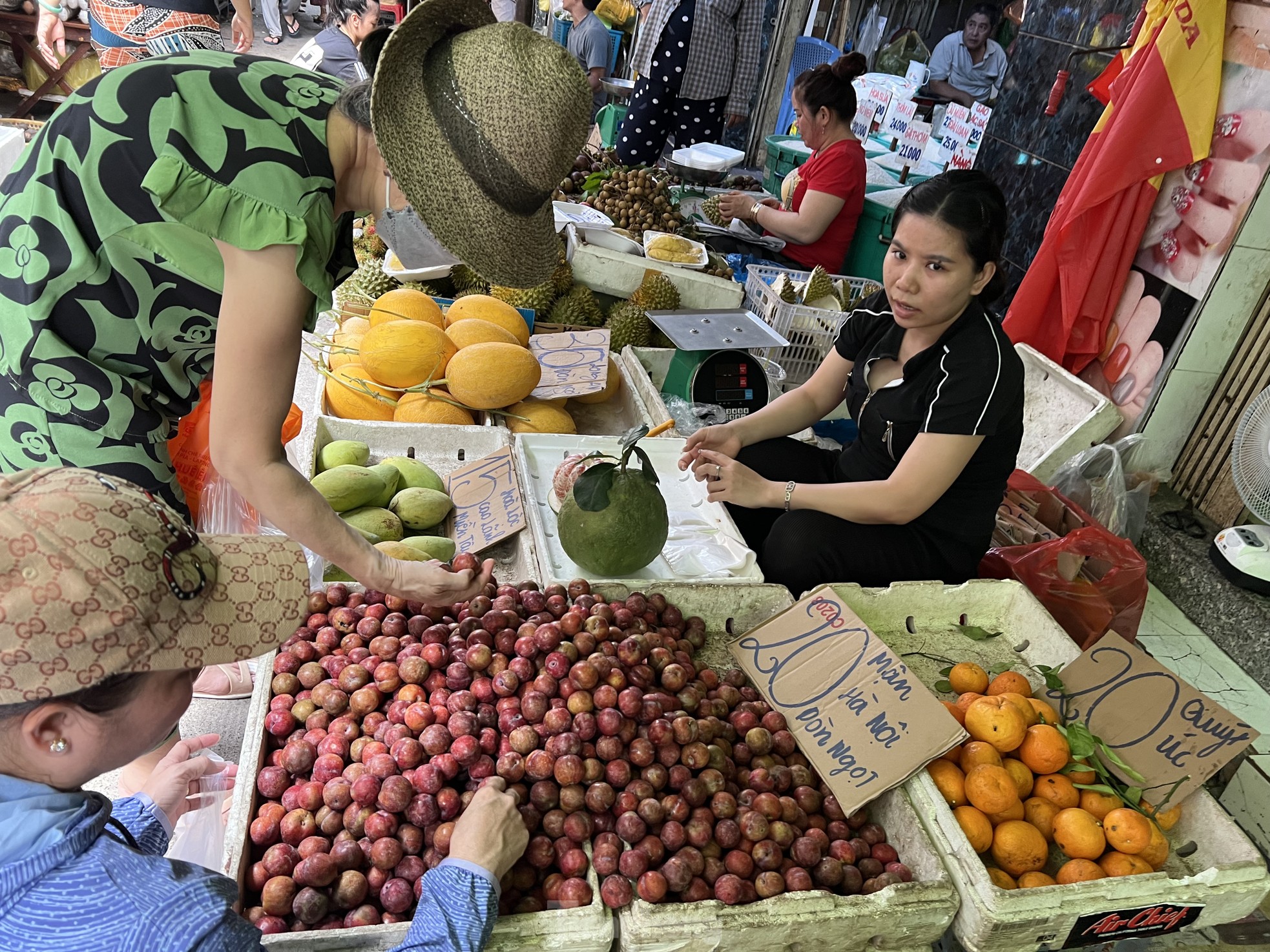 Mận hậu đổ bộ Sài thành, 'giá nào cũng có' - Ảnh 7.