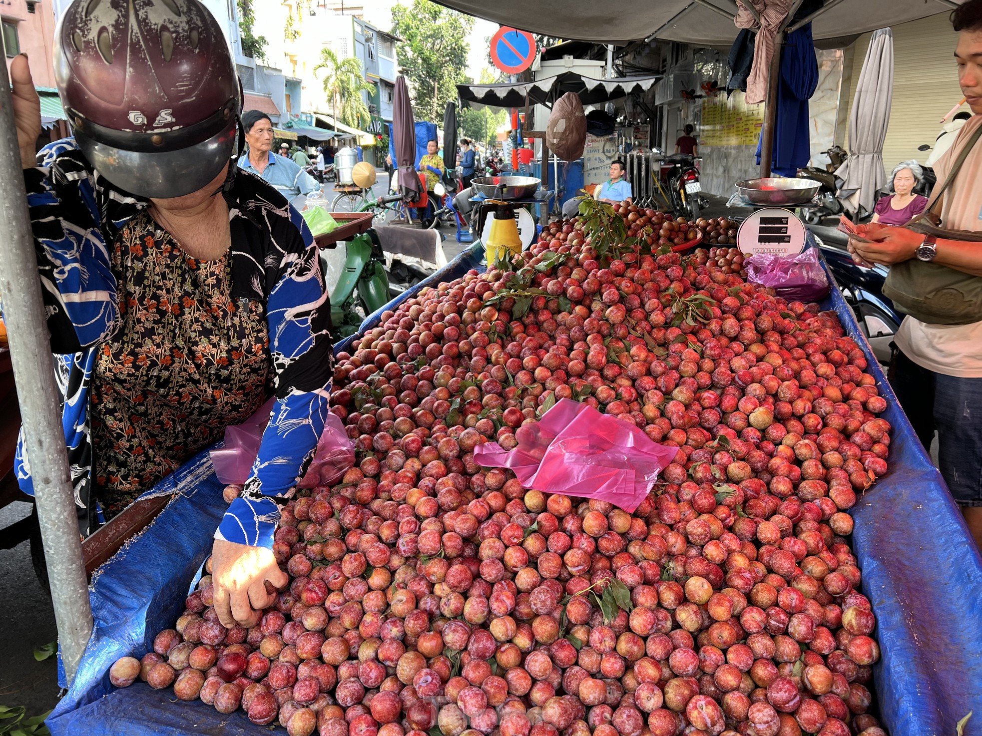 Mận hậu đổ bộ Sài thành, 'giá nào cũng có' - Ảnh 1.