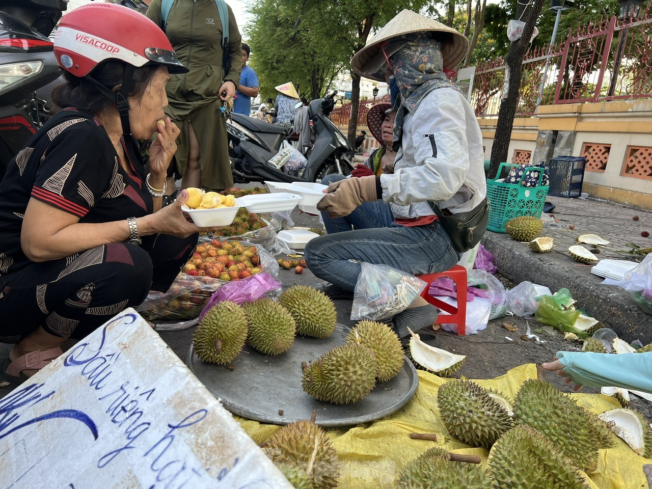 Loạn giá sầu riêng ở TPHCM - Ảnh 4.