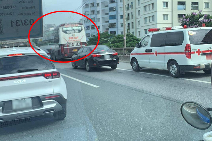 CSGT Hà Nội xác minh xe khách đi vào làn khẩn cấp, chặn đầu xe cứu thương - Ảnh 1.