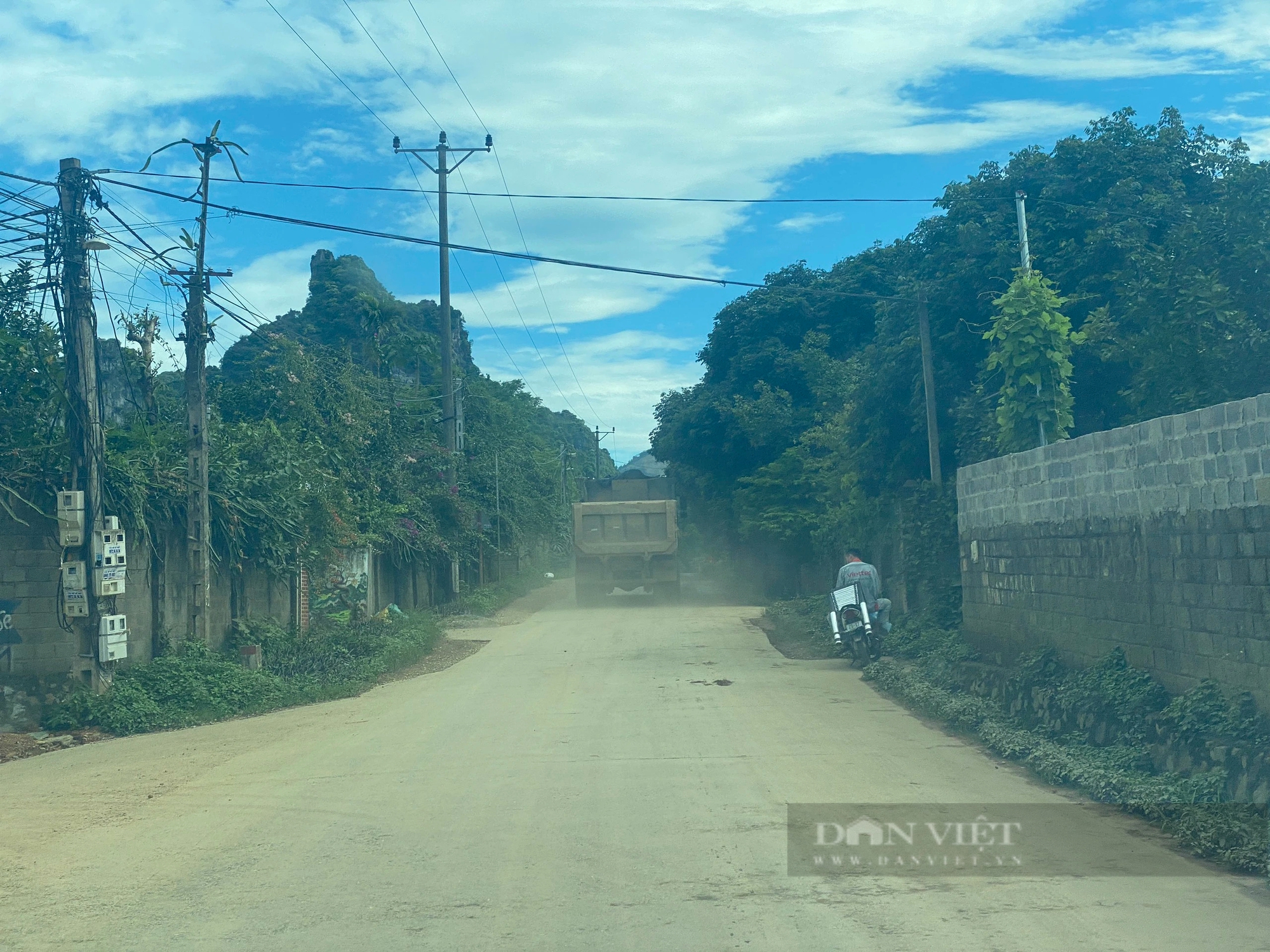 Liệu có ai bảo kê cho xe tải chở đất chạy rầm rập, gây ô nhiễm trong khu dân cư ở Lương Sơn (Hòa Bình)?- Ảnh 3.