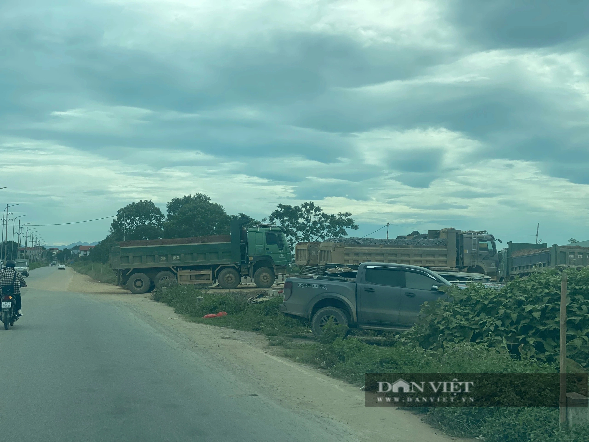 Liệu có ai bảo kê cho xe tải chở đất chạy rầm rập, gây ô nhiễm trong khu dân cư ở Lương Sơn (Hòa Bình)?- Ảnh 5.