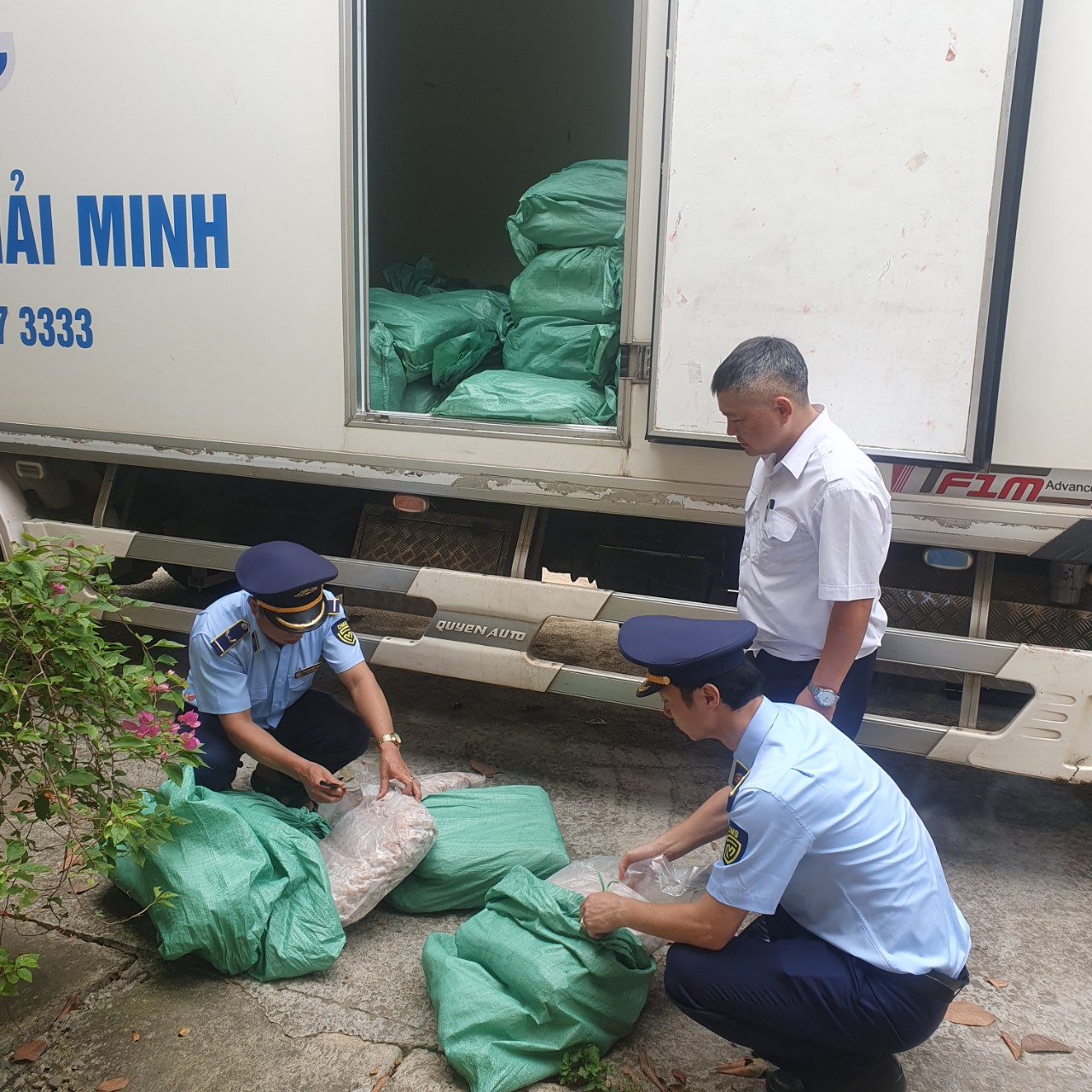 Kinh hoàng hơn 4 tấn chân gà nhiều 'không' bị chặn đứng khi đang vận chuyển đi tiêu thụ - Ảnh 2.