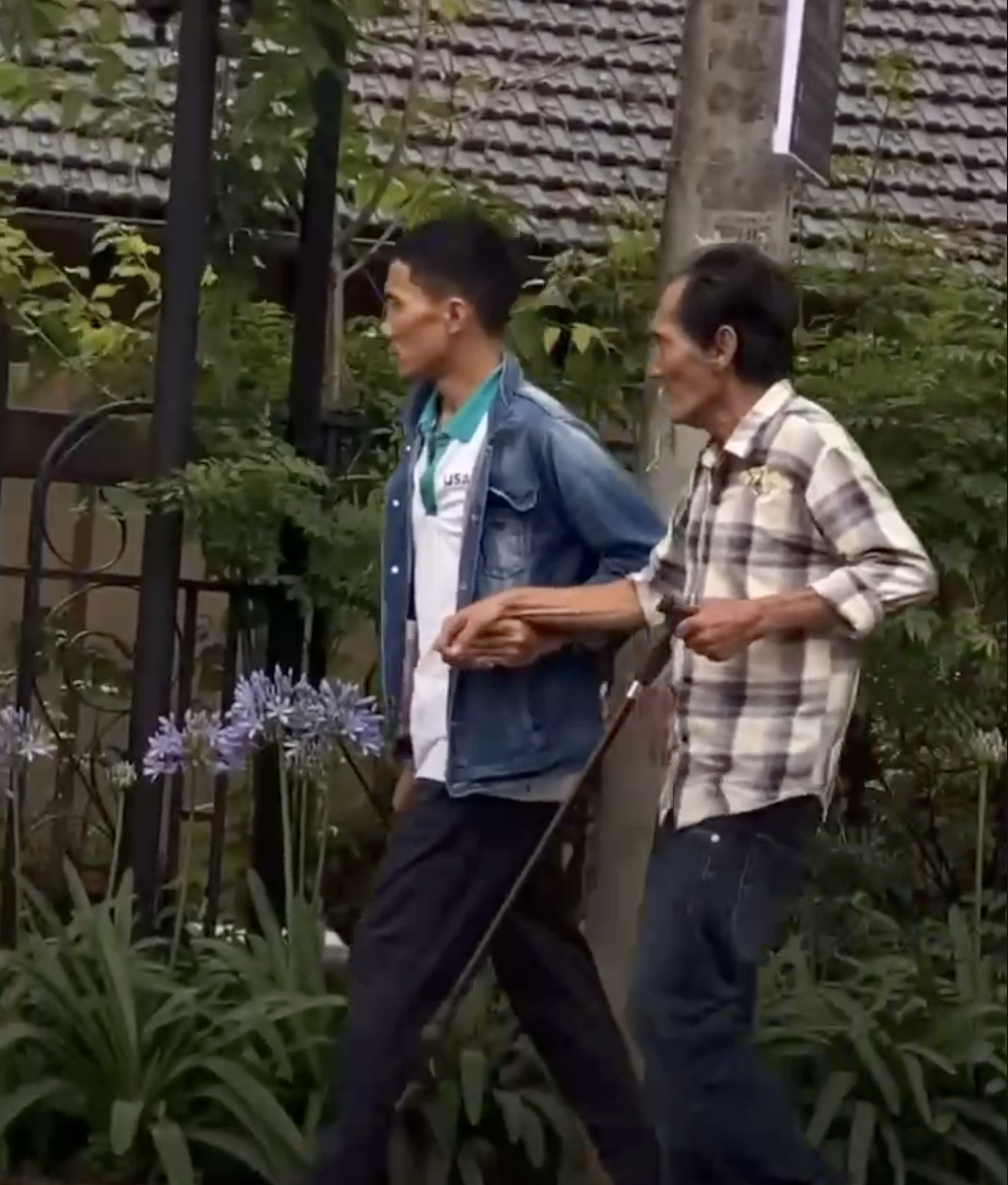 Video: Thương Tín tiều tụy ở Đà Lạt, đi lại chống gậy, có người dìu- Ảnh 2.
