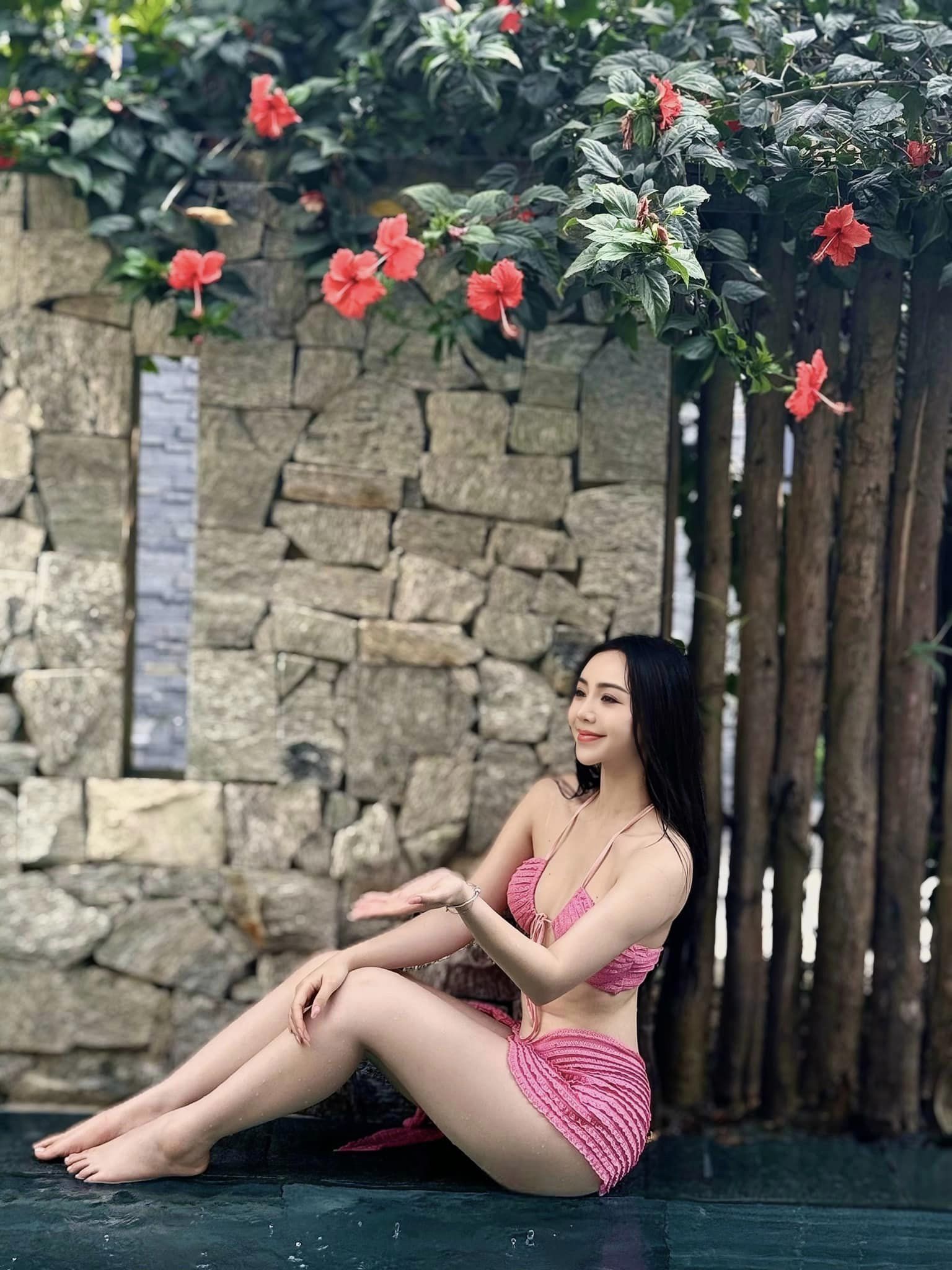 Bikini của sao Việt: Quỳnh Kool, Huyền Lizzie khoe body cực 'cháy' xứng danh mỹ nhân VTV - Ảnh 13.