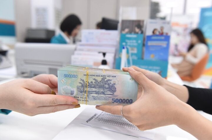 Lãi suất BIDV, Vietcombank mới nhất: Có 200 triệu đồng gửi tiết kiệm nhận lãi suất ra sao? - Ảnh 2.