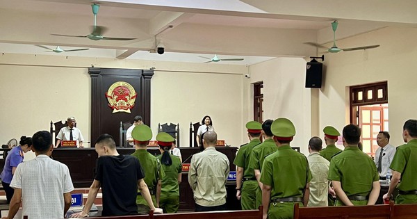 Tin giấy tờ 3 nhân viên "nhí", chủ quán karaoke lĩnh án