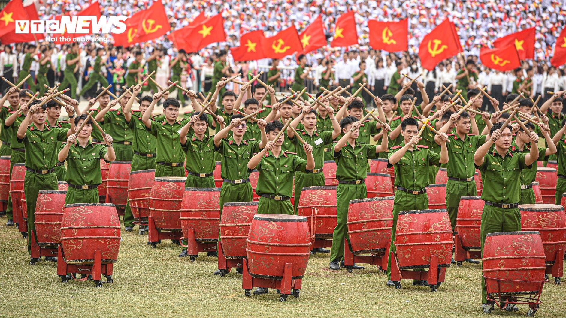 Ngắm những 'bóng hồng' tham gia diễu binh kỷ niệm Chiến thắng Điện Biên Phủ - Ảnh 2.