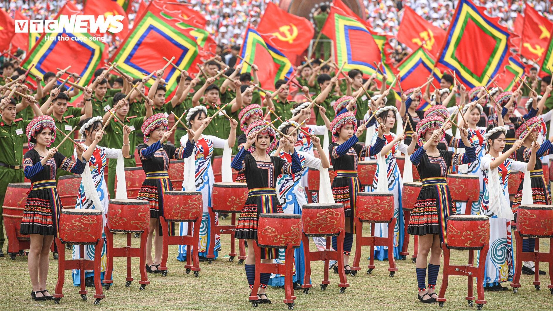 Ngắm những 'bóng hồng' tham gia diễu binh kỷ niệm Chiến thắng Điện Biên Phủ - Ảnh 3.