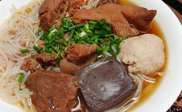 Cách ăn bún bò Huế ngon và lý do giúp đặc sản xứ Huế này đứng vững giữa hàng chục món bún ngon nổi tiếng của Hà Nội- Ảnh 7.