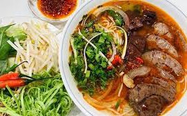 Cách ăn bún bò Huế ngon và lý do giúp đặc sản xứ Huế này đứng vững giữa hàng chục món bún ngon nổi tiếng của Hà Nội