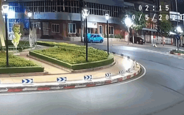 Video: Hoảng hồn cảnh xe máy phóng như &quot;bay&quot; trên đường rồi lao thẳng vào vòng xuyến