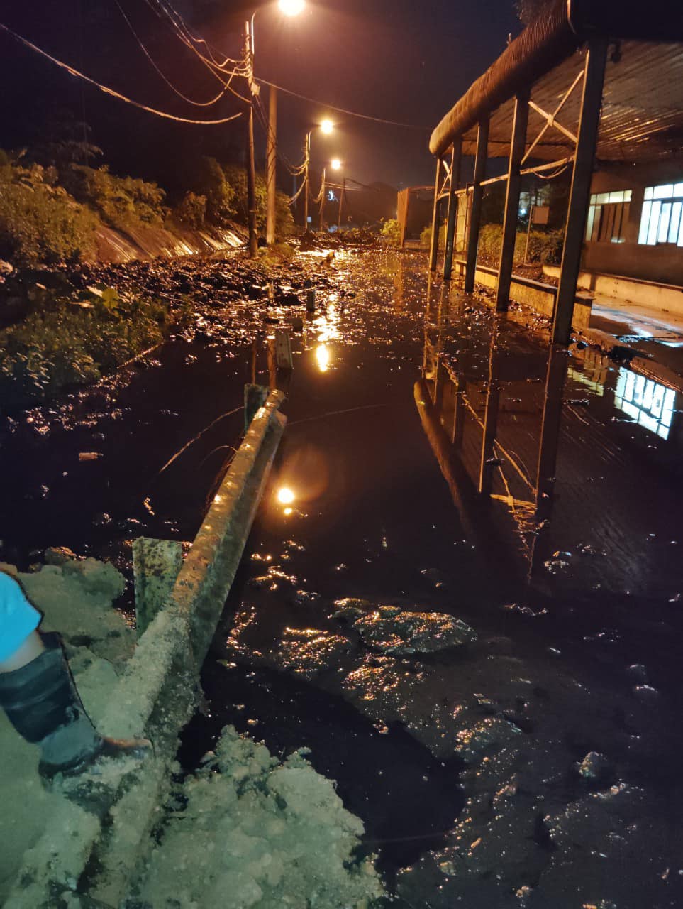 Hà Nội: Tràn bùn thải tại bãi rác Nam Sơn trong đêm- Ảnh 1.