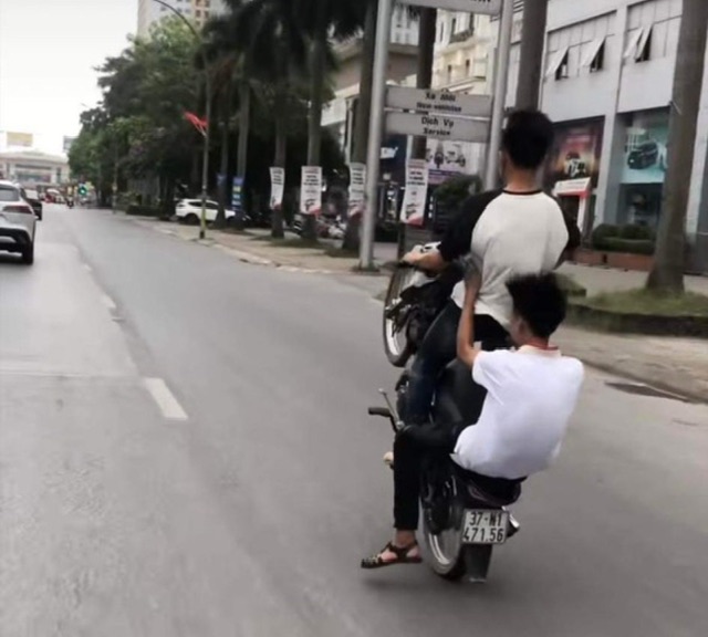 Bất chấp nguy hiểm, 2 thiếu niên 'bốc đầu' xe máy giữa  trung tâm thành phố Vinh- Ảnh 1.