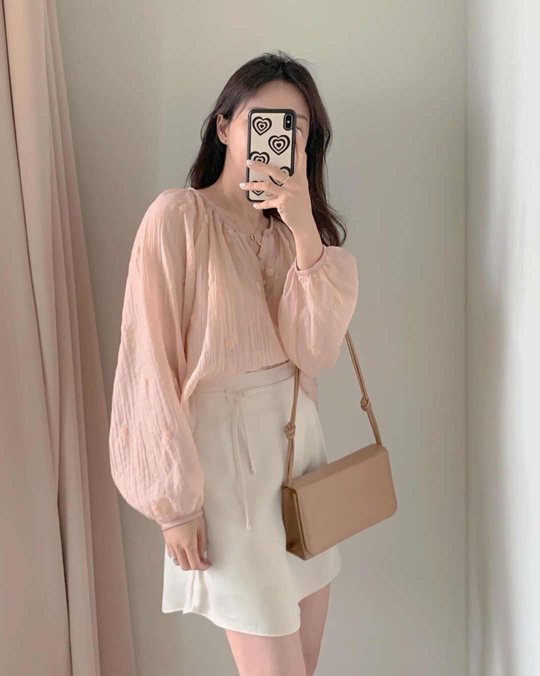 Diện áo blouse với 4 kiểu quần và chân váy này sẽ giúp bạn mặc đẹp suốt mùa hè- Ảnh 5.