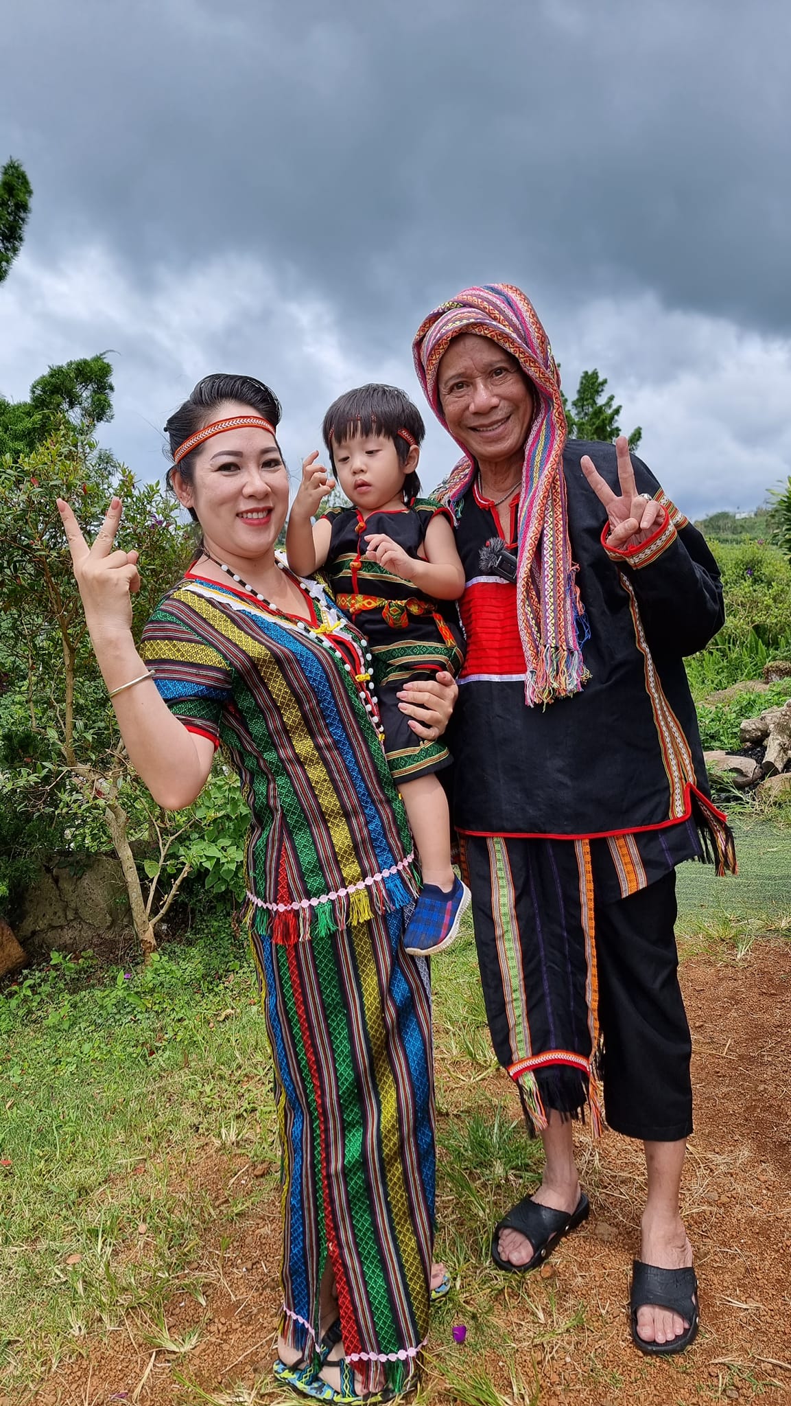 &quot;Vua hề đất Nam&quot; 2 lần đổ vỡ hôn nhân, giờ cưới vợ ca sĩ kém 29 tuổi, có 6 con, U70 mở hàng bán cơm tấm - Ảnh 6.