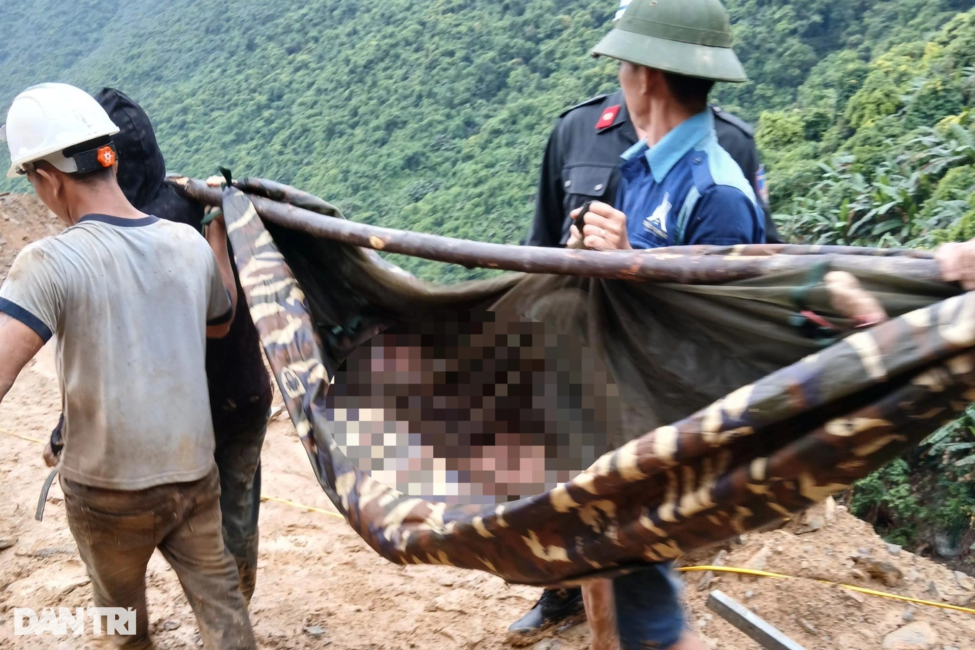 Hiện trường sạt lở ở Hà Tĩnh khiến 3 công nhân tử vong, 4 người bị thương - Ảnh 5.