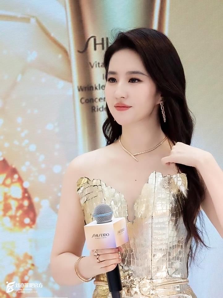 Lưu Diệc Phi xinh ngất với 2 outfit “dát vàng” tại sự kiện: Cam thường tuổi U40 vẫn đỉnh dù tăng cân- Ảnh 4.