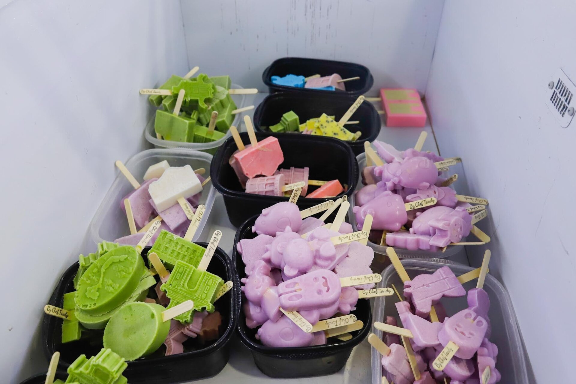 Cận cảnh quy trình làm kem 3D tạo hình 11 địa danh nổi tiếng ở Hà Nội - Ảnh 3.