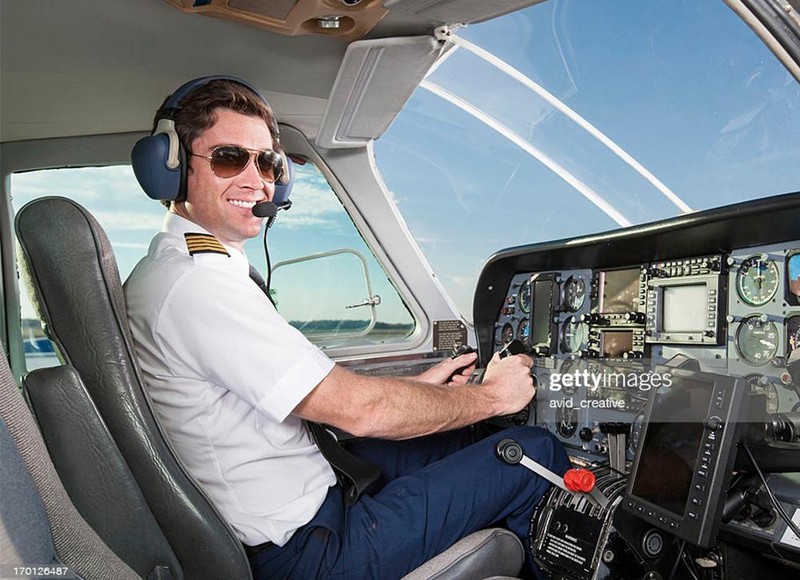 Vì sao phi công thường đeo kính râm khi bay? - Ảnh 2.