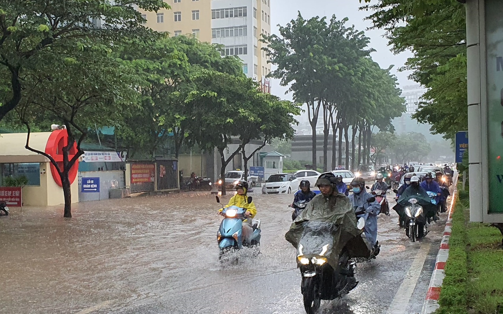 Người dân miền Bắc tiếp tục hứng chịu kiểu thời tiết cực đoan kéo dài trong những ngày tới