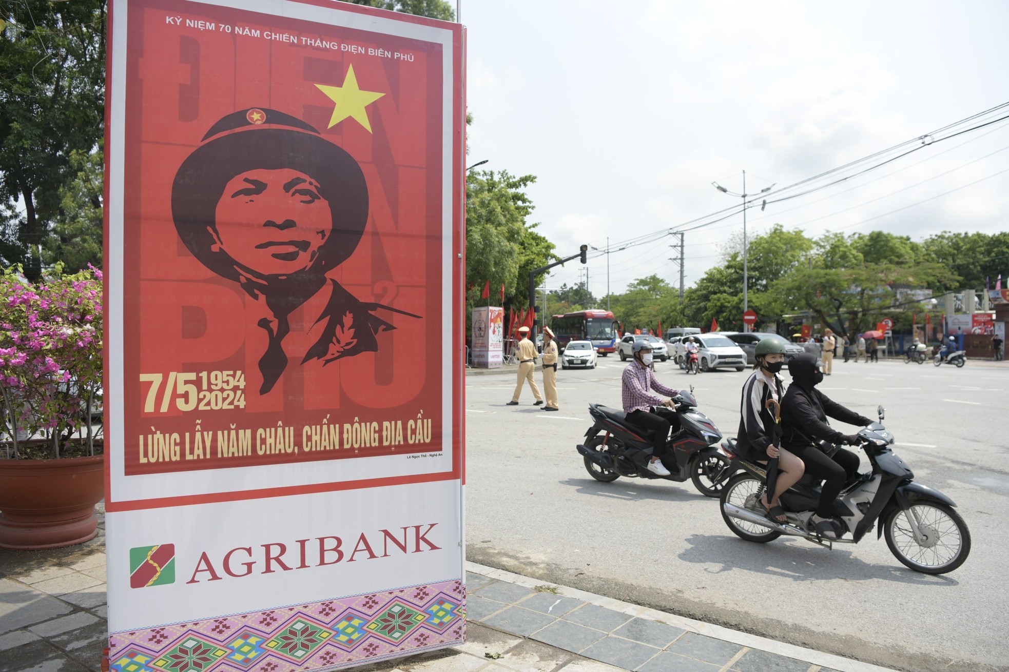 Điện Biên Phủ rực rỡ cờ hoa trước ngày diễu binh, diễu hành - Ảnh 5.