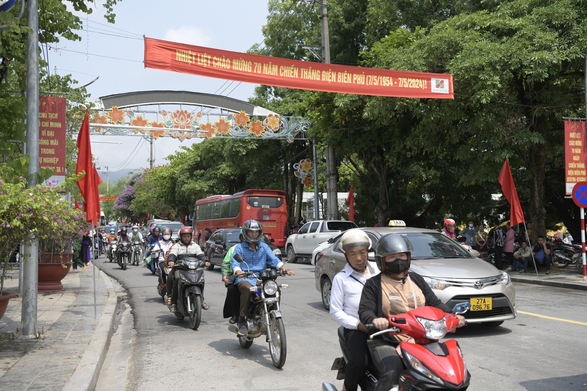 Điện Biên Phủ rực rỡ cờ hoa trước ngày diễu binh, diễu hành - Ảnh 1.