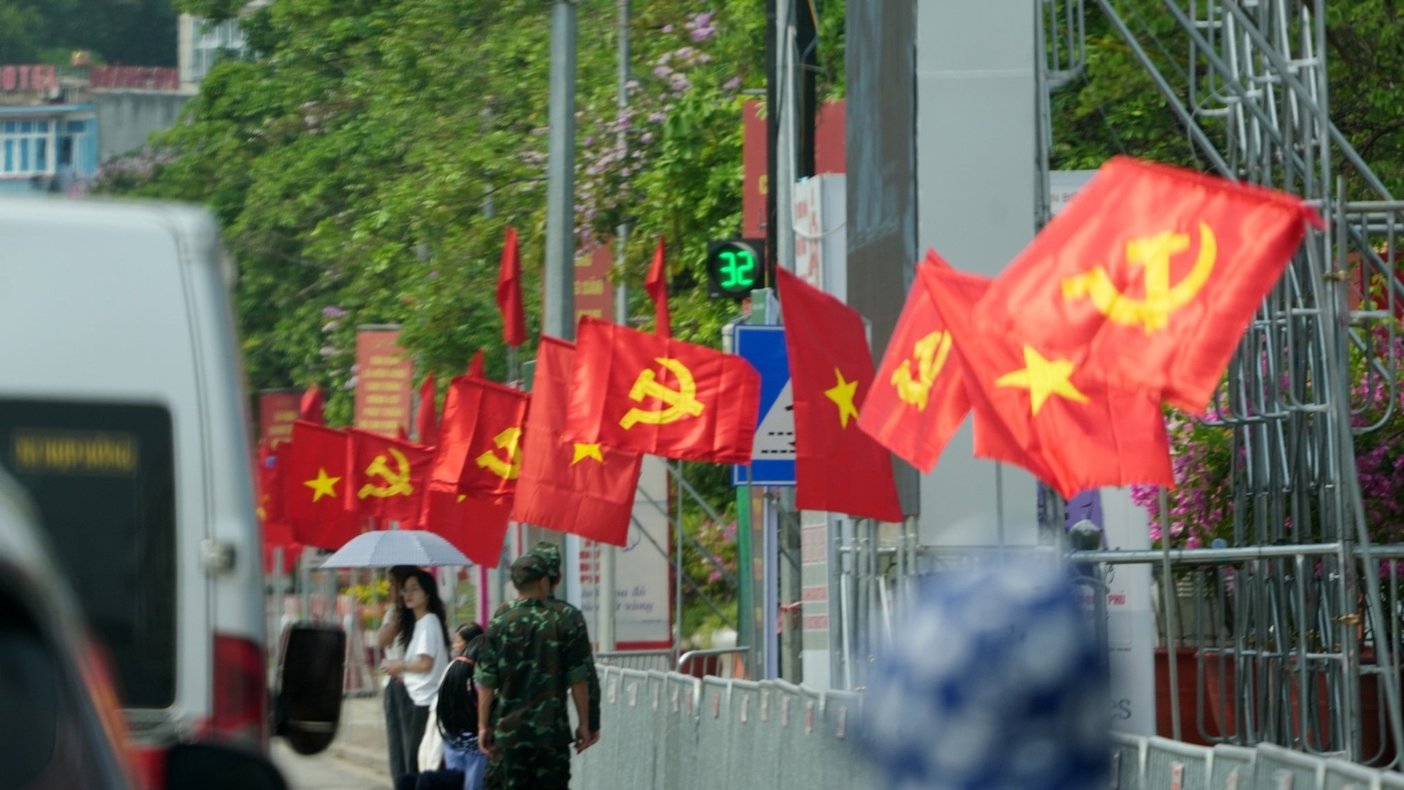 Điện Biên Phủ rực rỡ cờ hoa trước ngày diễu binh, diễu hành - Ảnh 8.