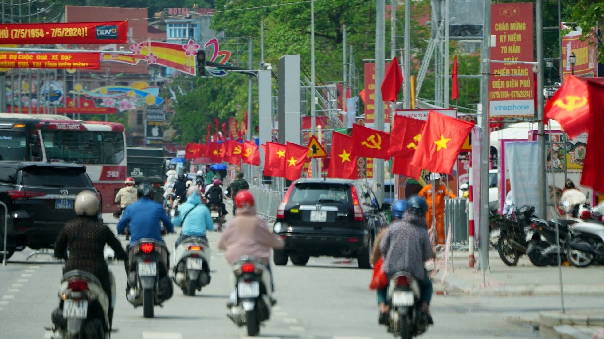 Điện Biên Phủ rực rỡ cờ hoa trước ngày diễu binh, diễu hành - Ảnh 7.