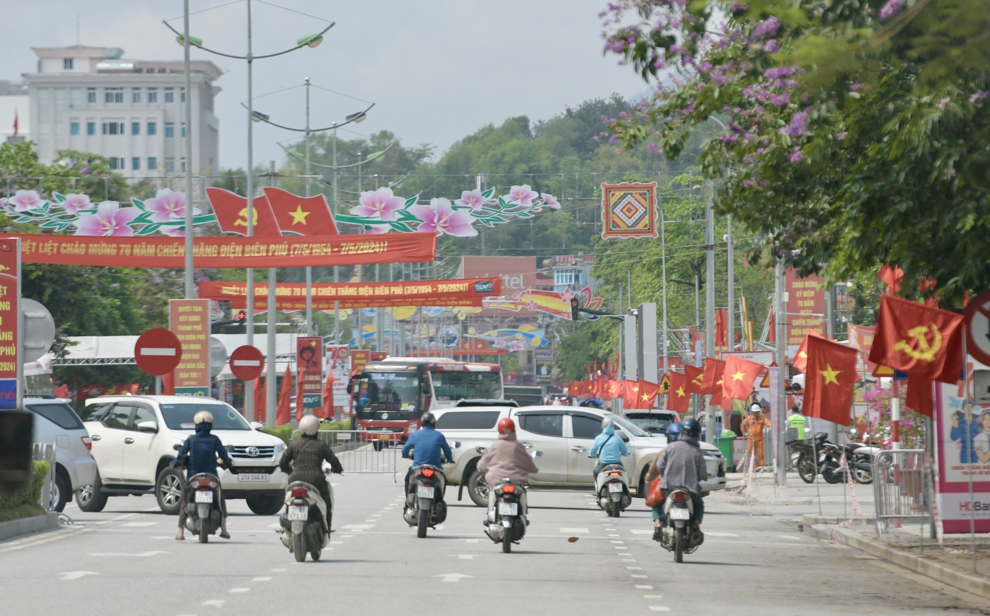 Điện Biên Phủ rực rỡ cờ hoa trước ngày diễu binh, diễu hành - Ảnh 6.