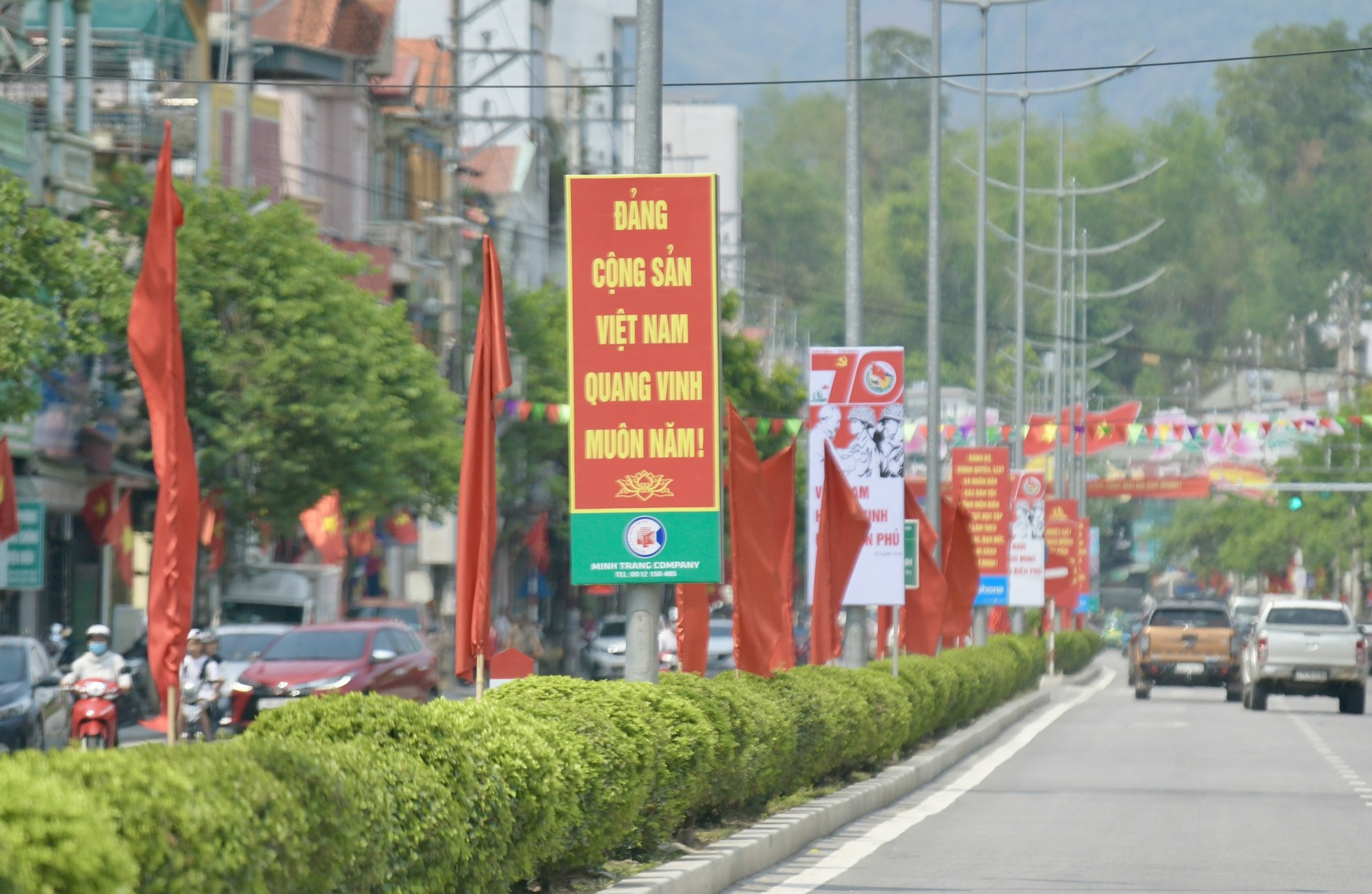 Điện Biên Phủ rực rỡ cờ hoa trước ngày diễu binh, diễu hành - Ảnh 2.