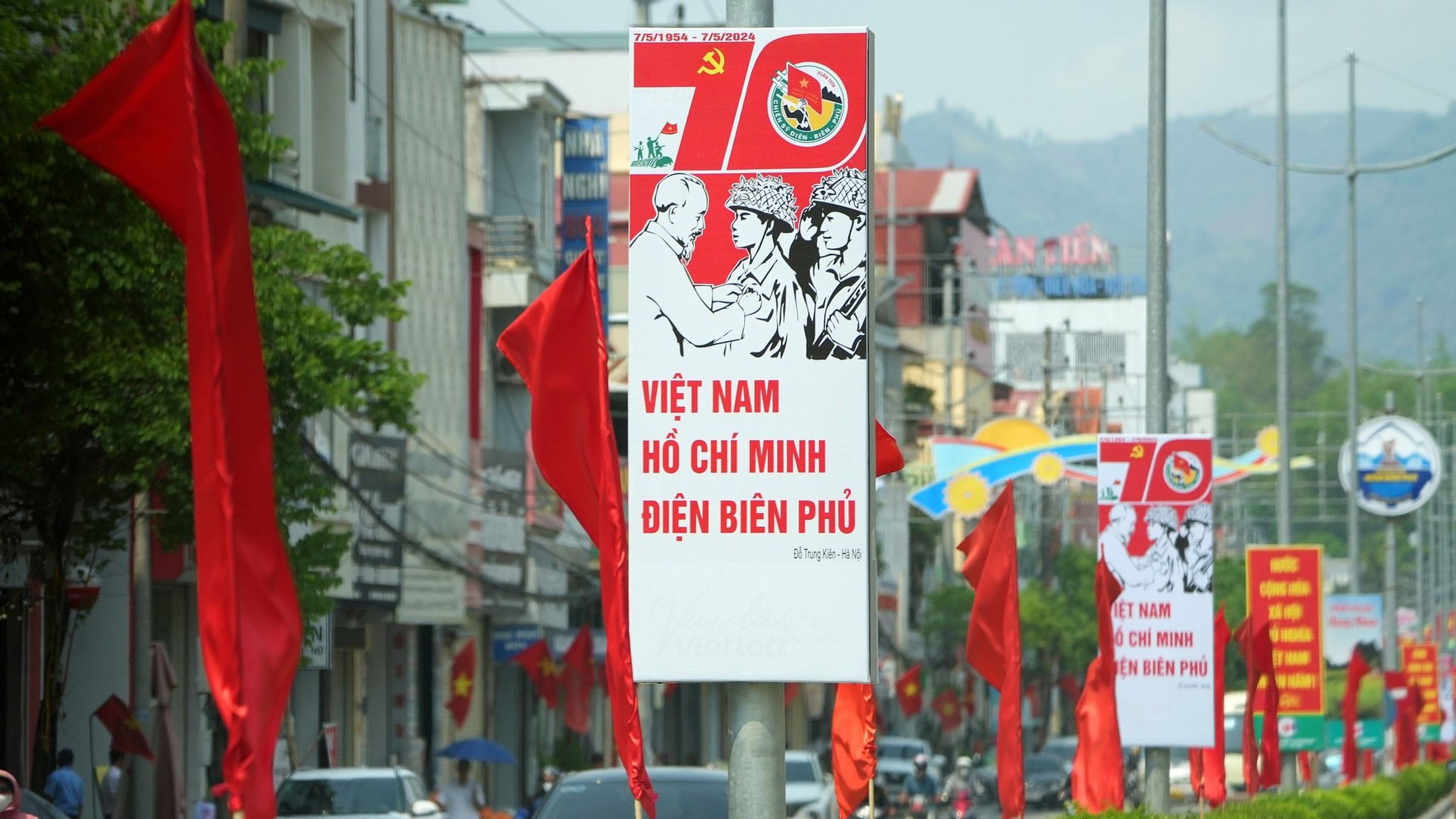 Điện Biên Phủ rực rỡ cờ hoa trước ngày diễu binh, diễu hành - Ảnh 3.
