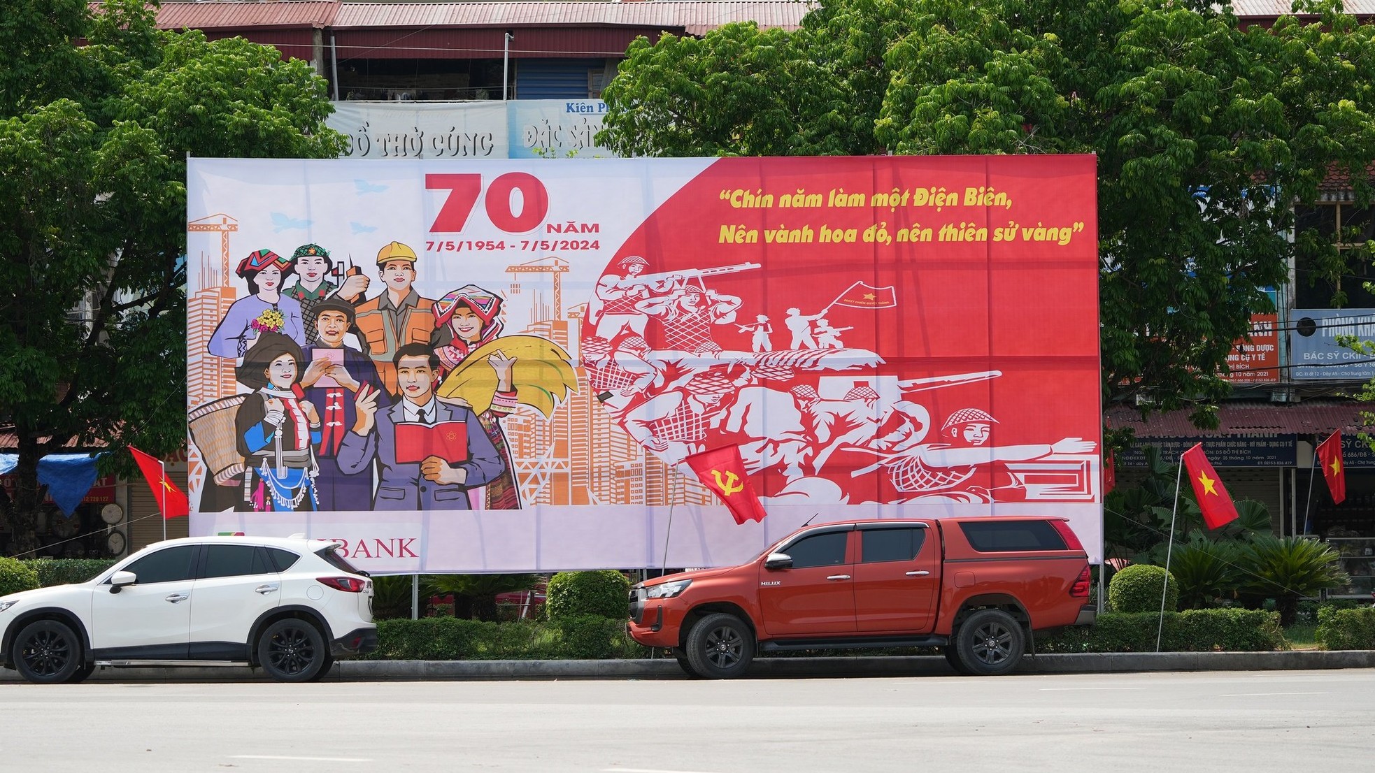 Điện Biên Phủ rực rỡ cờ hoa trước ngày diễu binh, diễu hành - Ảnh 4.