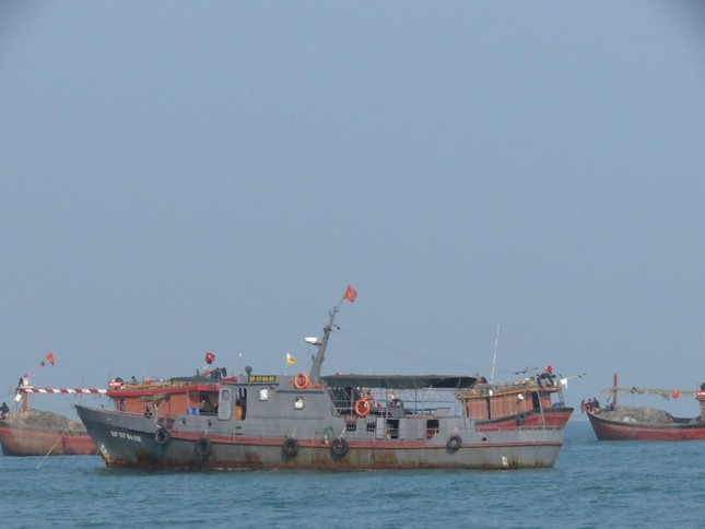 4 tàu cá ở Quảng Bình chìm do dông lốc, nhiều ngư dân mất tích trên biển - Ảnh 2.