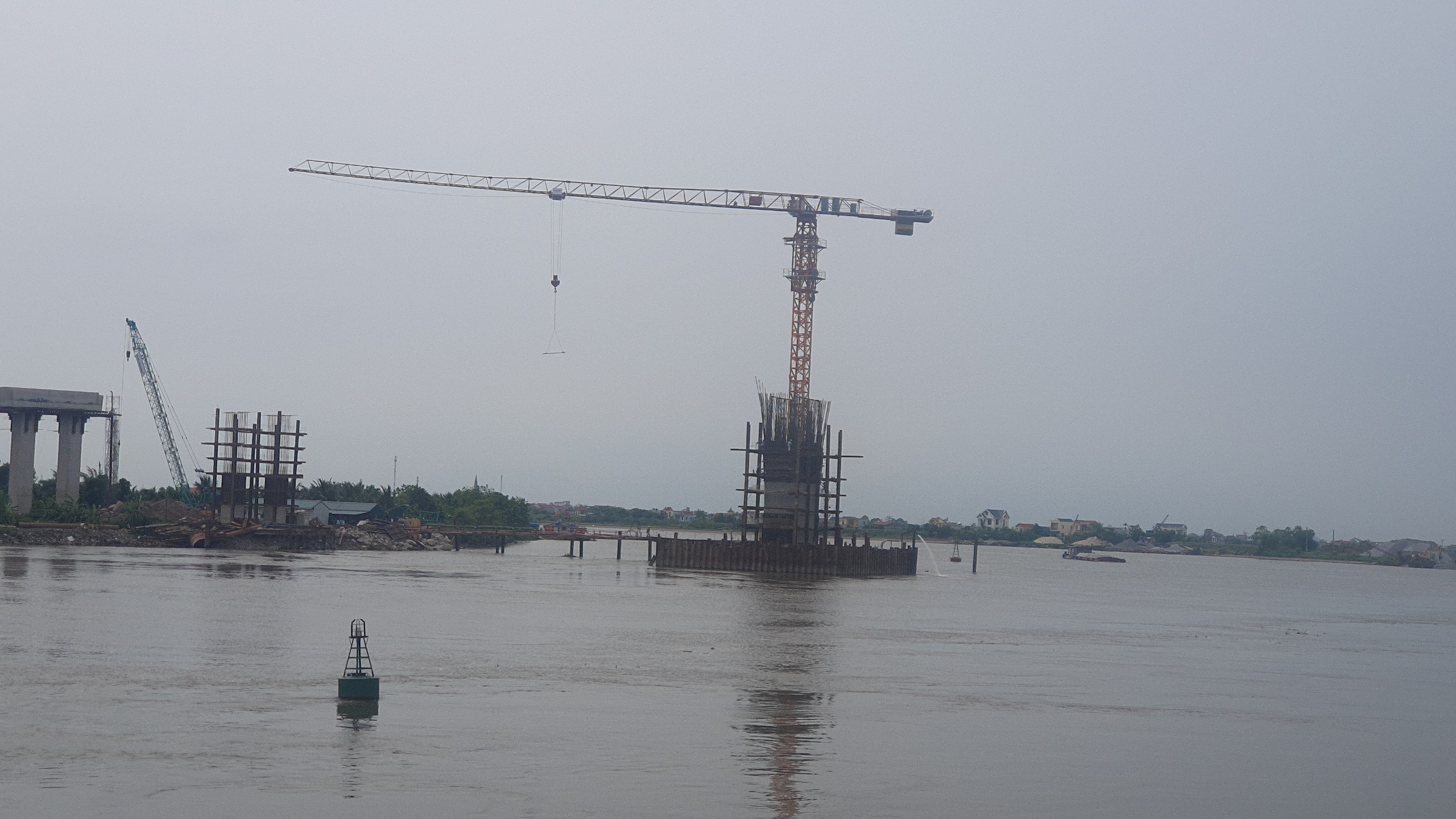 Sau 7 tháng thi công, cầu vượt sông Đáy ở Nam Định đang dần lộ diện- Ảnh 16.