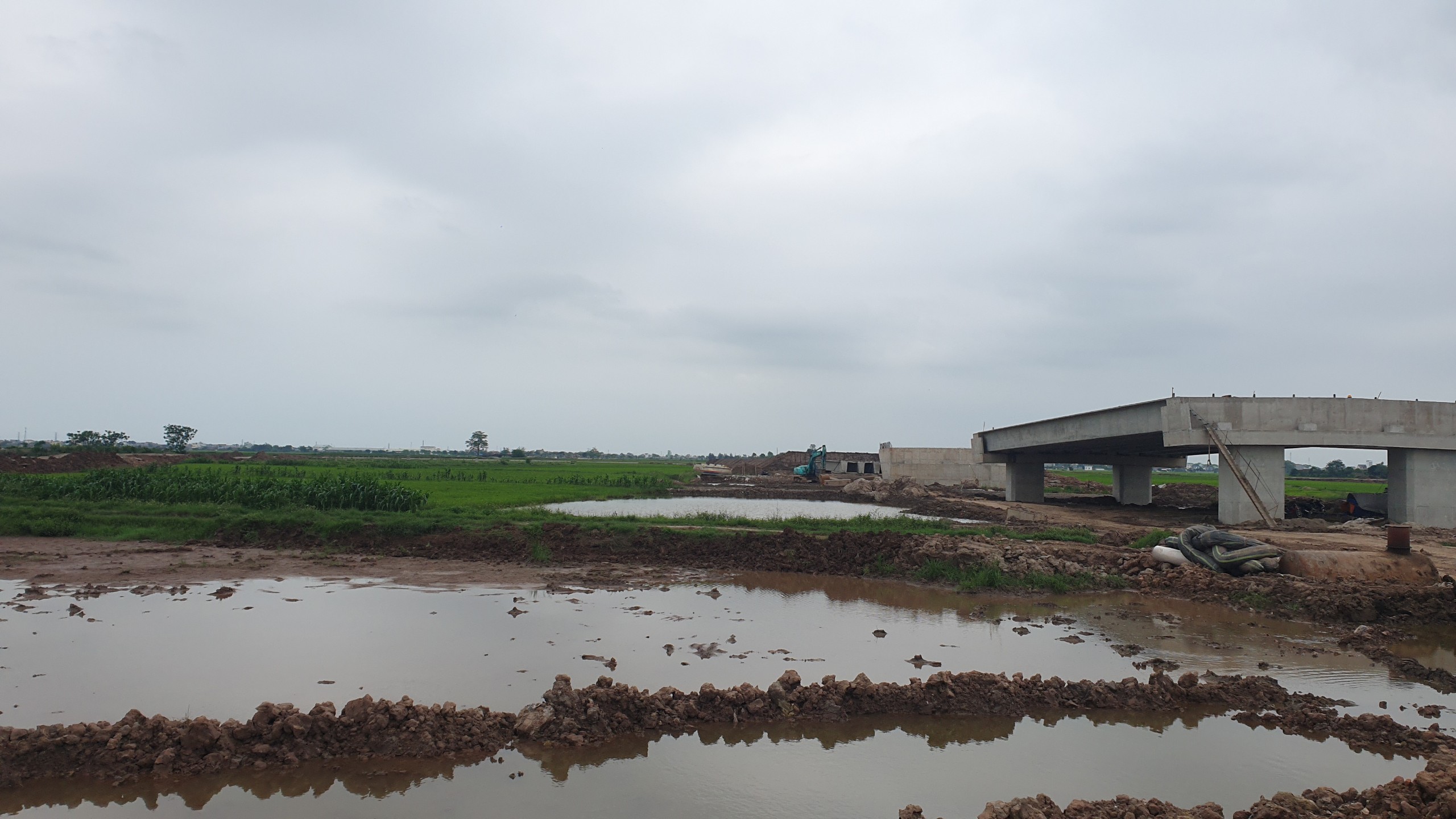 Sau 7 tháng thi công, cầu vượt sông Đáy ở Nam Định đang dần lộ diện- Ảnh 18.