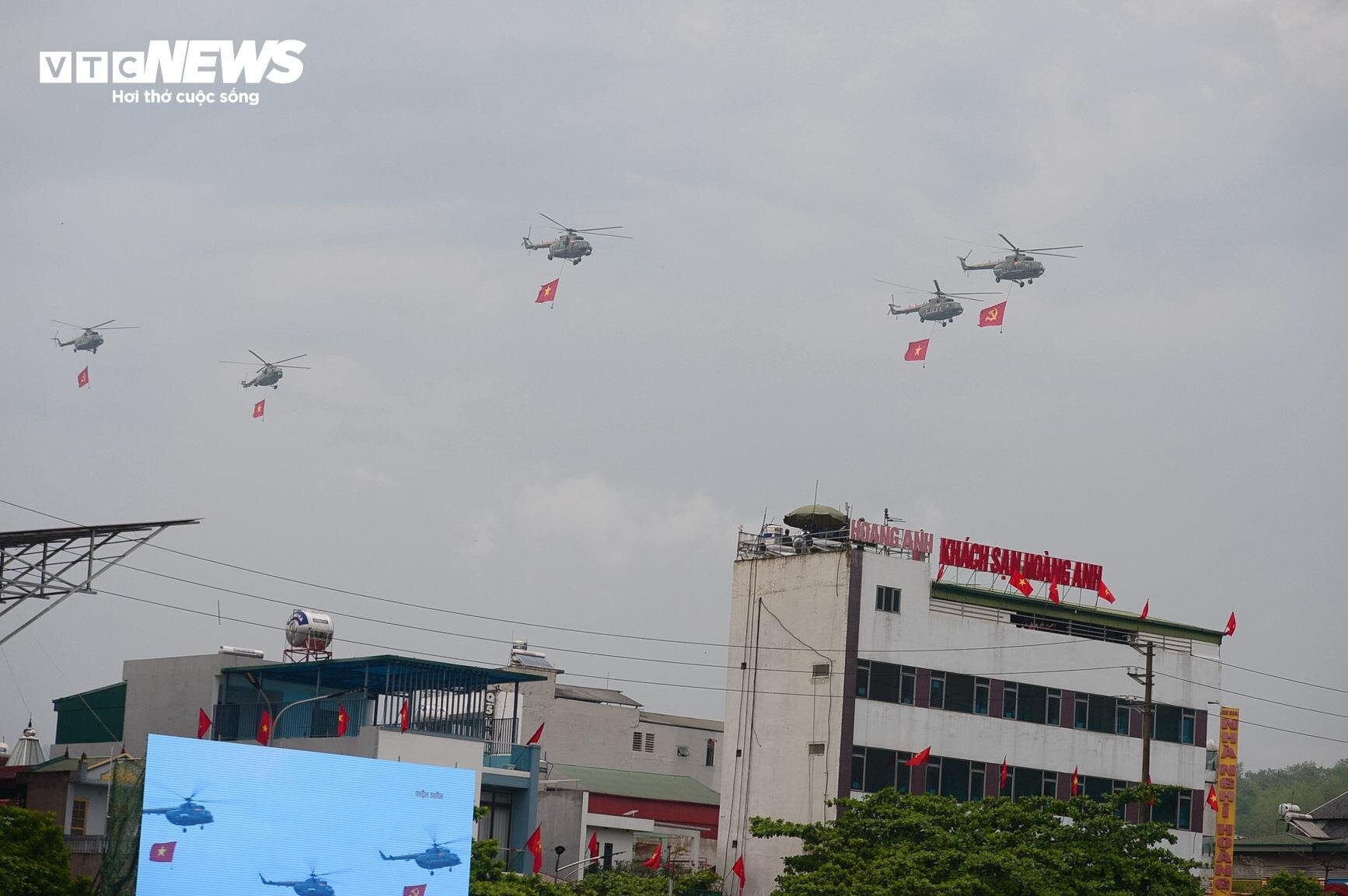 doan-quan-tien-ve-dien-bien-phu-song-day-70-nam-hao-hung-10-09445497-1715055984183-17150559843471109374450.jpg