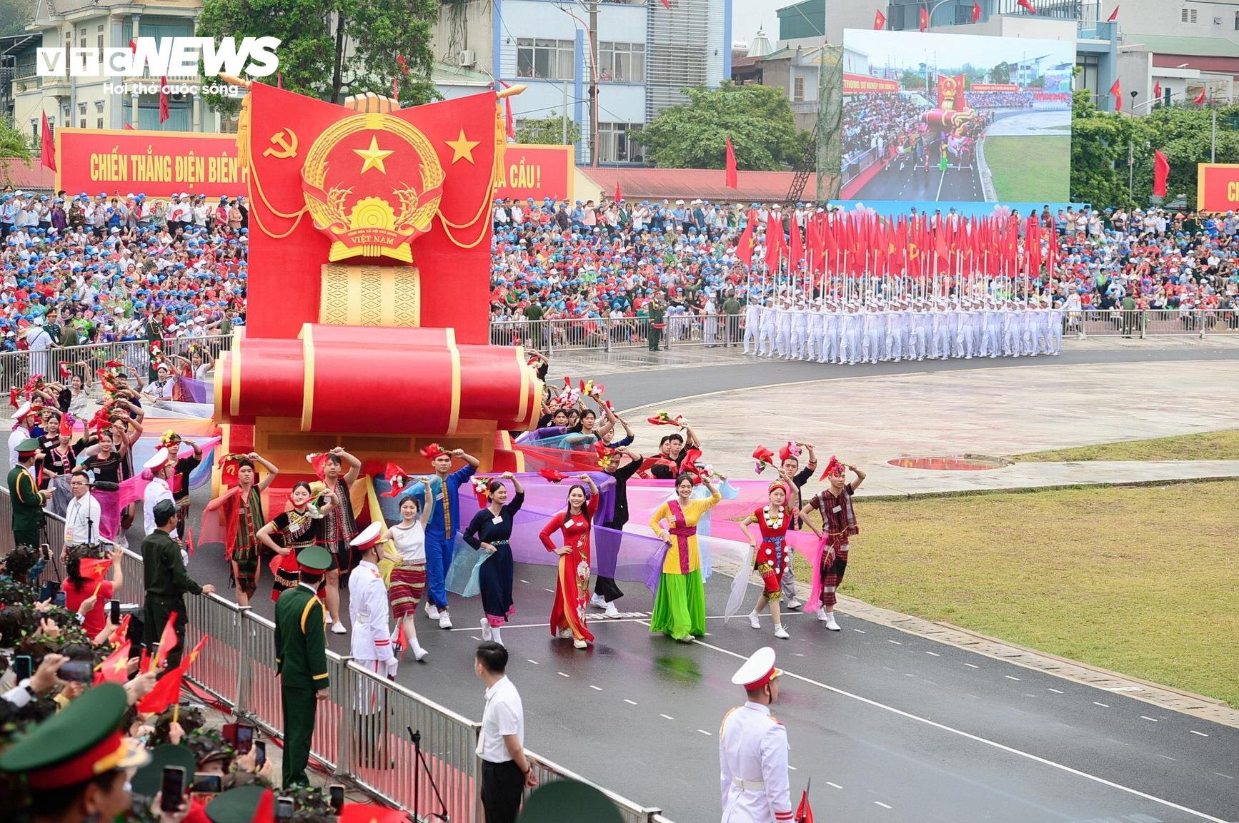 doan-quan-tien-ve-dien-bien-phu-song-day-70-nam-hao-hung-12-09455814-1715055986026-1715055986194490092150.jpg