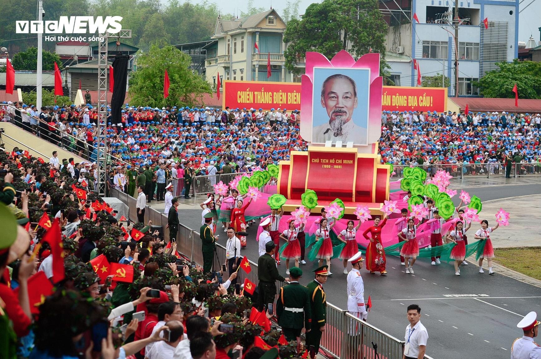 Hào hùng Lễ diễu binh, diễu hành Kỷ niệm 70 năm Chiến thắng Điện Biên Phủ - Ảnh 11.