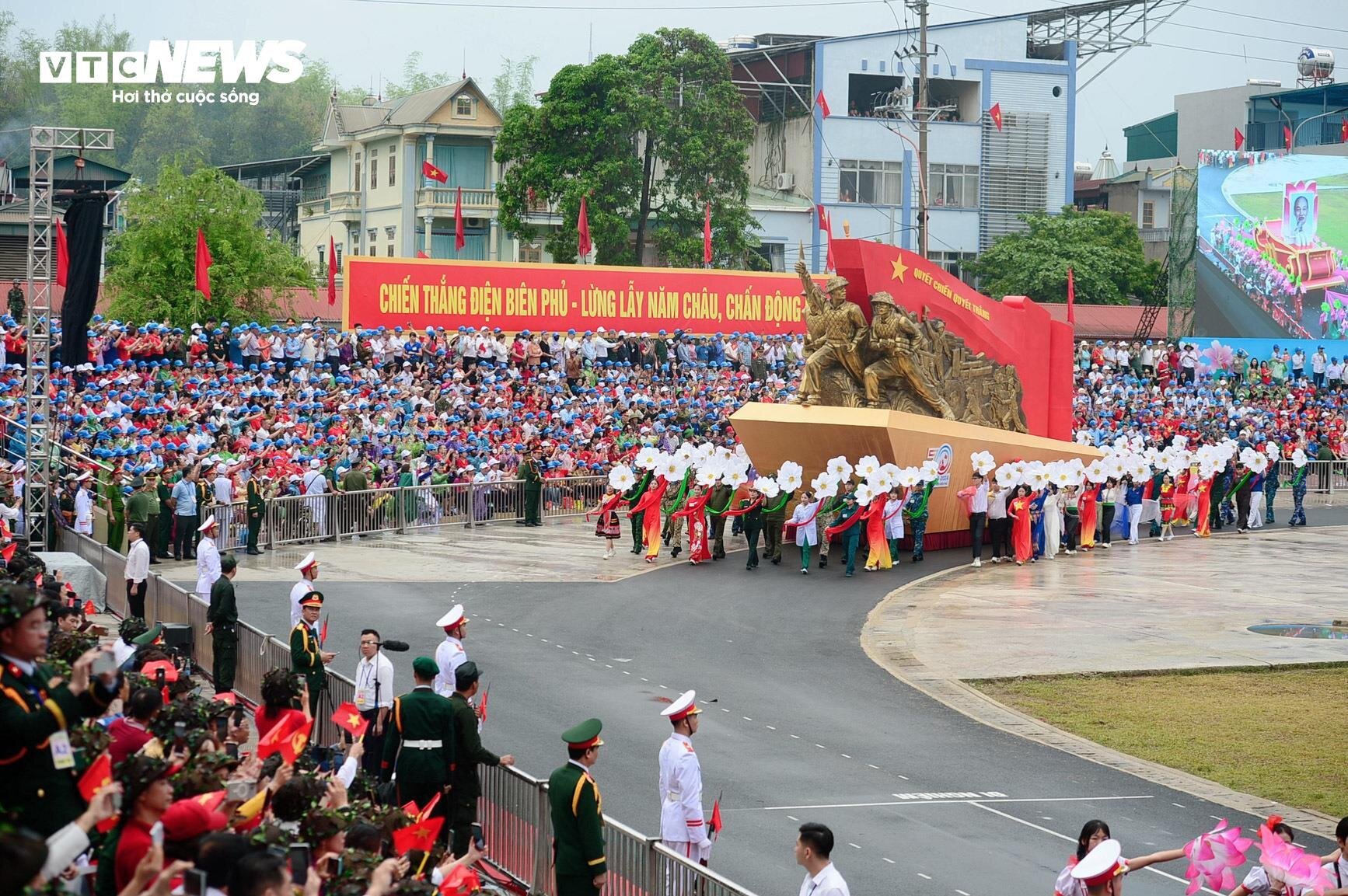 doan-quan-tien-ve-dien-bien-phu-song-day-70-nam-hao-hung-15-09461834-1715055988213-17150559884911956598701.jpg