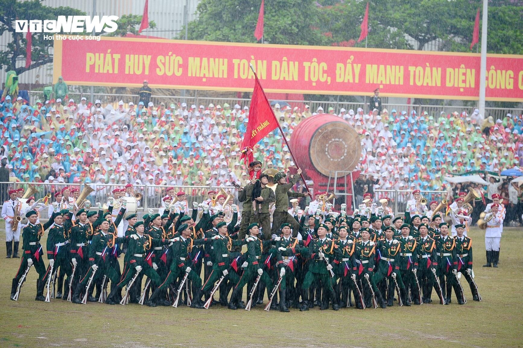 Hào hùng Lễ diễu binh, diễu hành Kỷ niệm 70 năm Chiến thắng Điện Biên Phủ - Ảnh 1.