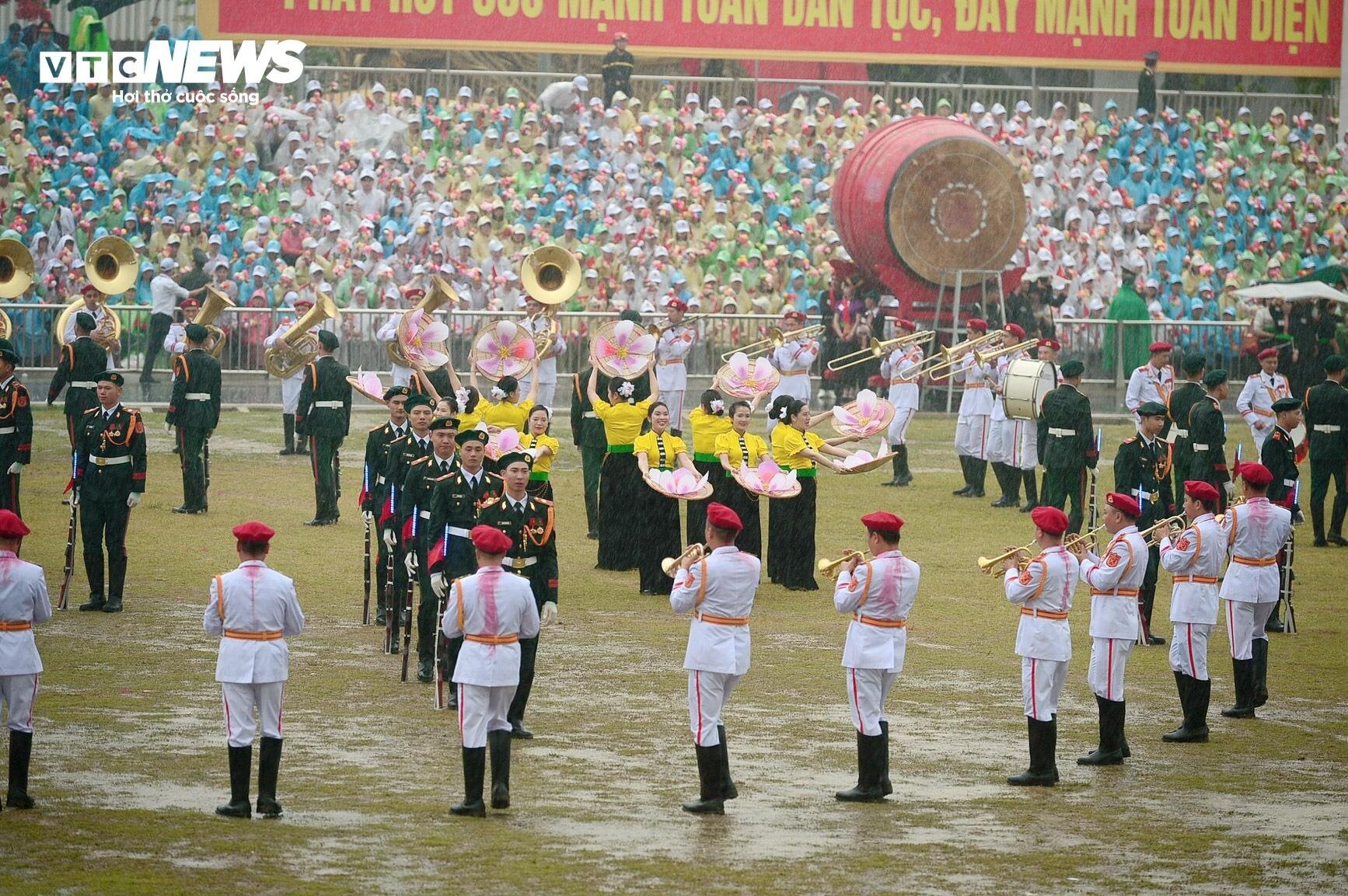 Hào hùng Lễ diễu binh, diễu hành Kỷ niệm 70 năm Chiến thắng Điện Biên Phủ - Ảnh 3.