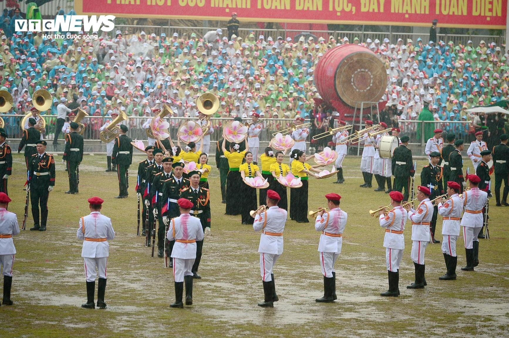 doan-quan-tien-ve-dien-bien-phu-song-day-70-nam-hao-hung-3-10031561-1715055978148-1715055978499440180888.jpg