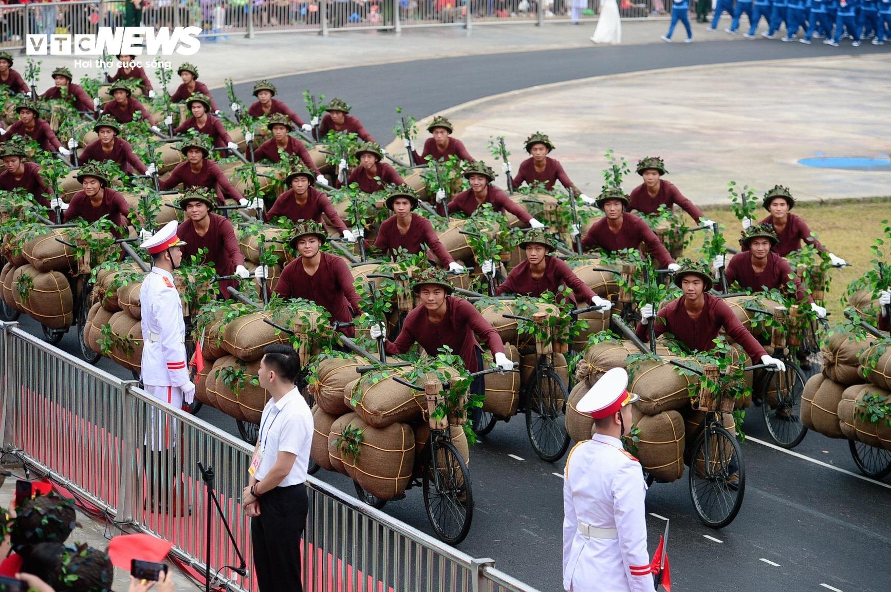 Hào hùng Lễ diễu binh, diễu hành Kỷ niệm 70 năm Chiến thắng Điện Biên Phủ - Ảnh 18.