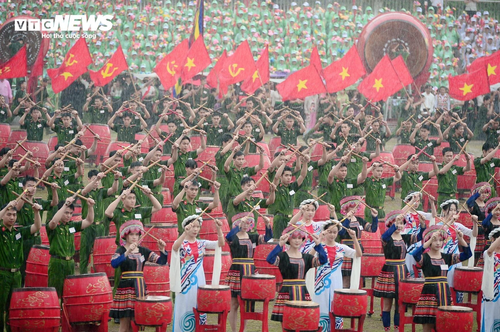 Hào hùng Lễ diễu binh, diễu hành Kỷ niệm 70 năm Chiến thắng Điện Biên Phủ - Ảnh 2.