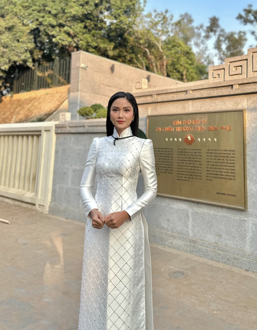 Hòa Minzy, H'Hen Niê có hành động gây chú ý tại Điện Biên- Ảnh 8.