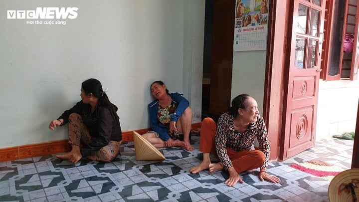 10 ngư dân Quảng Bình mất tích trên biển: Những người vợ trắng đêm chờ chồng về - Ảnh 1.