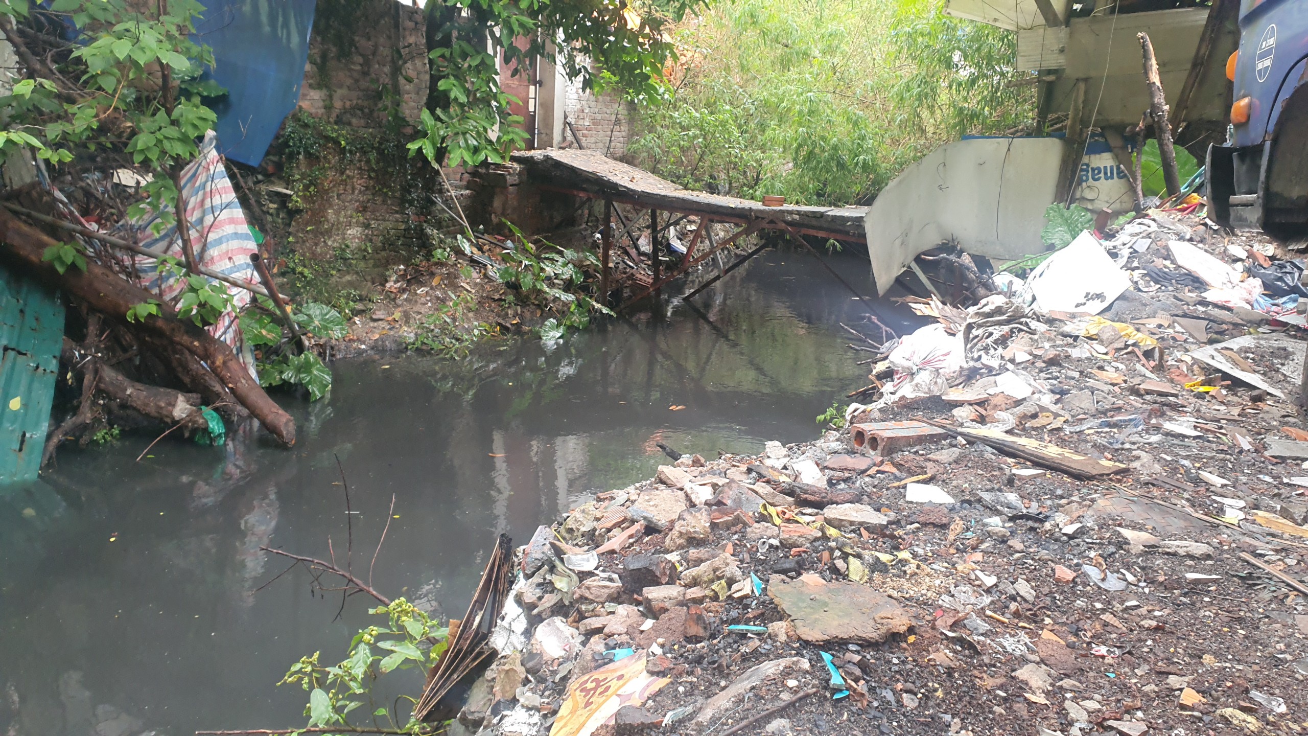 Kênh mương Kẻ Khế ở Hà Nội tràn ngập rác, nguồn nước đen kịt tiềm ẩn nguy cơ dịch bệnh - Ảnh 3.